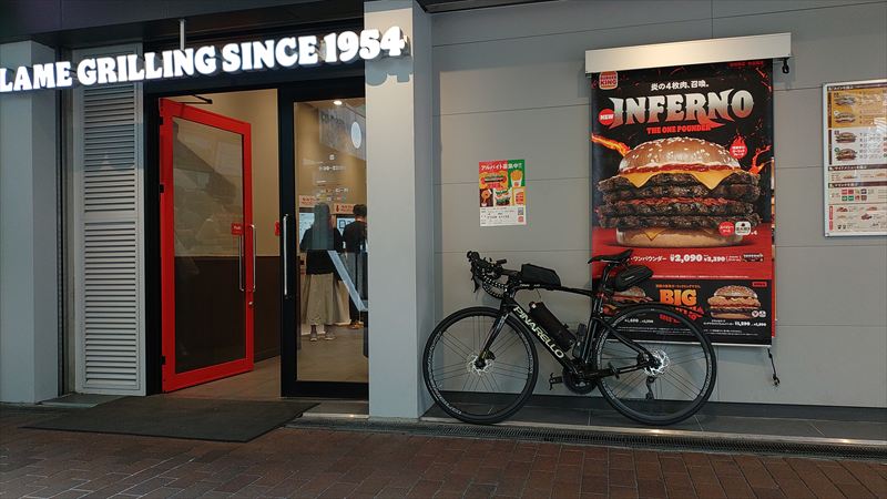 自転車とハンバーガー店