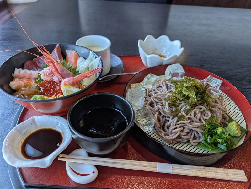 海鮮丼と出雲そば